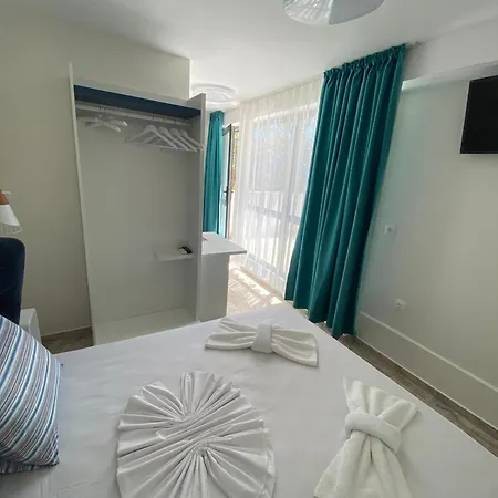 Zeus Aparthotel 3*